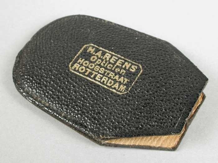 Kleine brillenkoker of etui van zwart leer, segrijn (?) met goudkleurige opdruk, "H.A. Reens"