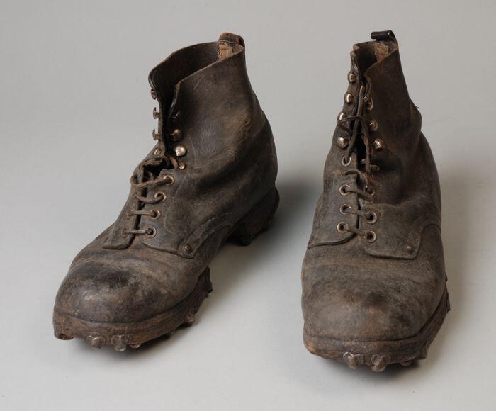 Zwarte leren enkelhoge werkschoenen met vetersluiting en leren veters, bovenaan haakjes, zool…