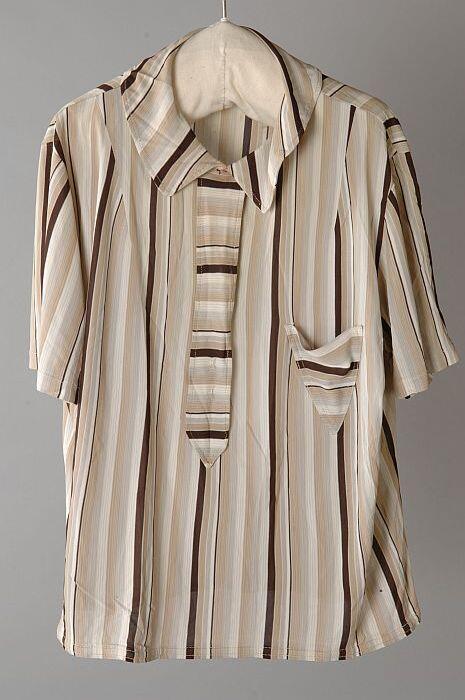 Damesblouse van kunstzijde wit-bruin-beige gestreept, met driehoekig borstzakje