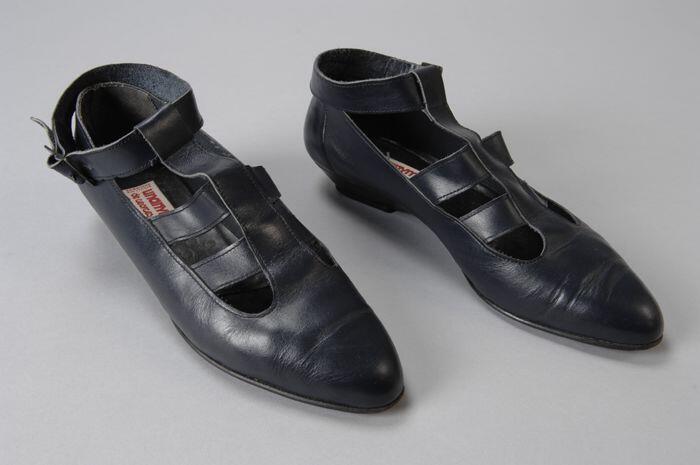 Donkerblauwe leren damesschoenen met kleine sleehak, T-bandsluiting met enkelband als hoogste band…