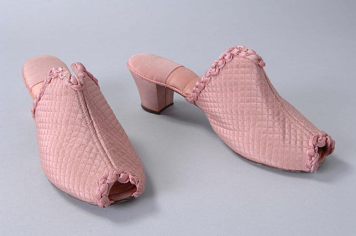 Roze muiltjes met cubahak en gewatteerde voetschacht, open teen, gevlochten band aan de randen
