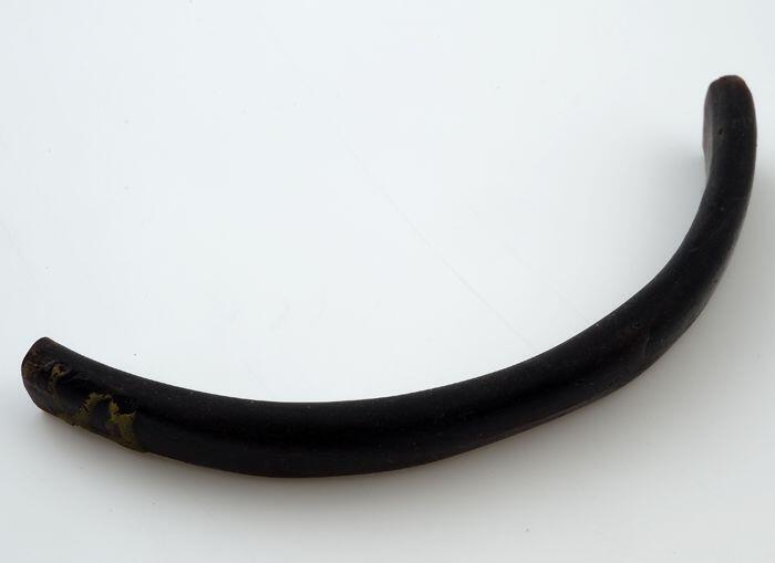 Fragment van glazen armband, donkerblauw glasversierd met opgelegde gele glasraad