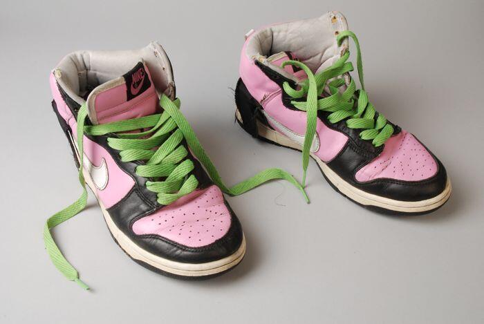 Paar sneakers, merk Nike, maat niet meer leesbaar, kleuren overwegend roze en zwart, met groene…