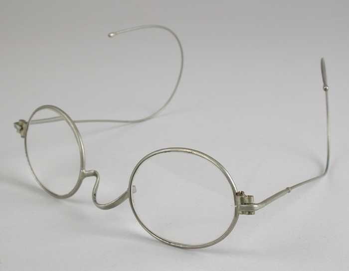 Bril met ovale glazen op sterkte, blank metalen montuur, zadelbrug en dunne flexibele veren met…