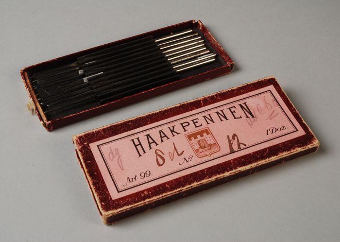 Bordeauxrood doosje (1-2) met assortiment van negen metalen haaknaalden (3-11), "Haakpennen"