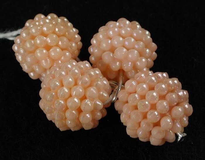 haarccessoire, vier kleine losse glimmend roze framboosvormige kunststof'ballen' met rijggaten,…
