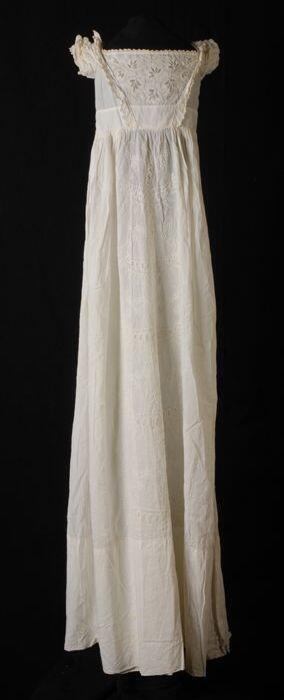 Lange wijduitlopende doopjurk van wit katoen hoge taille met broderie blanche met naaldkantvullingen