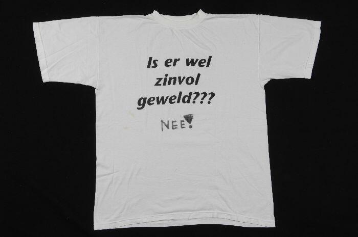 Wit t-shirt met opdruk "Is er wel zinvol geweld???" en geschreven "NEE!"