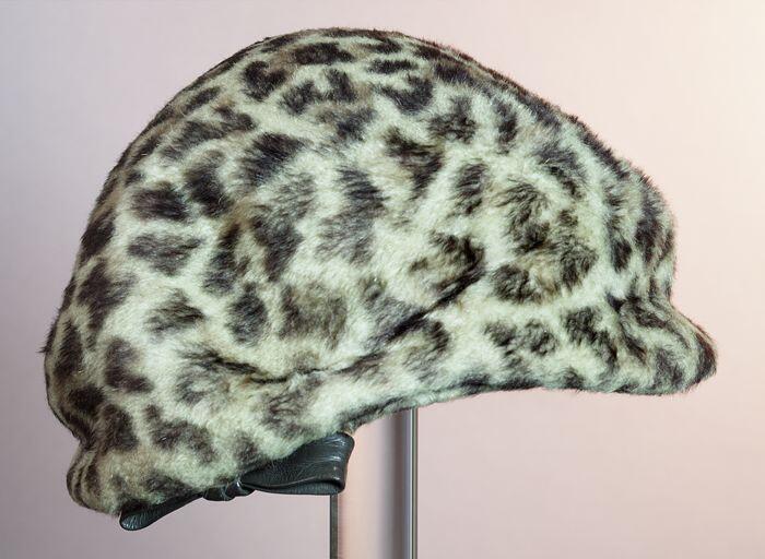 Damesbaret, rond model, van imitatie bont met strikje
