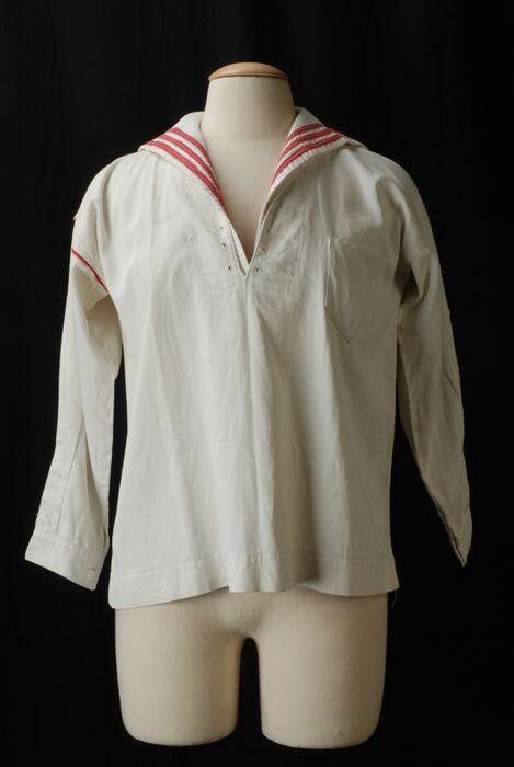 Witte blouse met aan te knopen kraag, afgezet met rode biezen, van roeivereniging "De Maas"