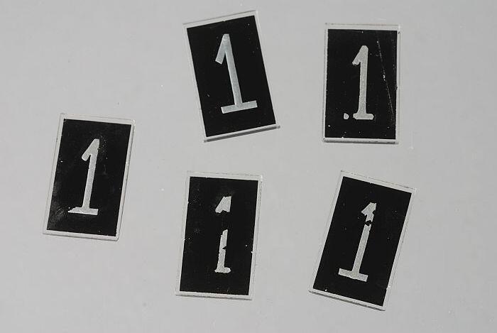 Cijfer "1", zilverop glasop zwarte ondergrond, Corbeau