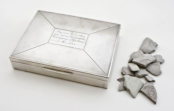 zilveren doos met inscriptie Lijnbaan, met stukjes kleermakerskrijt
