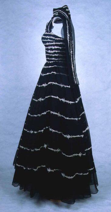 Voetlange strapless avondjapon met aangenaaide sjaal, zwart moiré zijdeovertrokken met zwart…