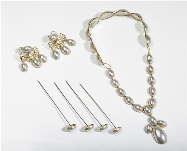 A: Collier (onderdeel van parure): van 9 grotere bolle ovale schakels, waaraan 14 kleinere dito…