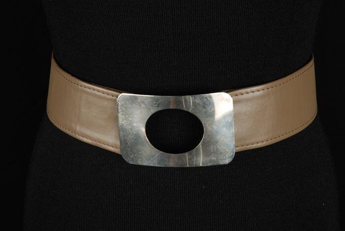 Ceintuur van beige kunstleer met grote rechthoekige metalen gesp