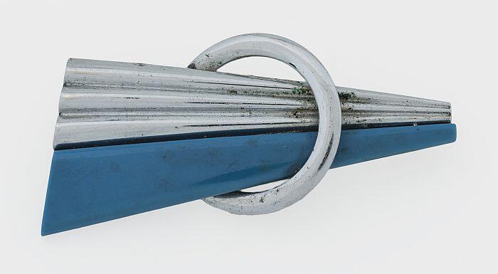 Broche van zilverkleurig metaal en blauwe kunststof