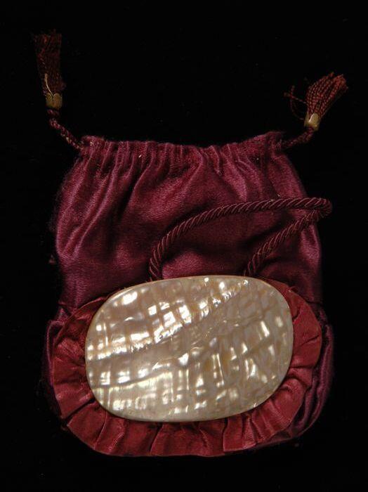 Kleine handtas met koordsluiting of reticule met paarlemoeren zijkanten