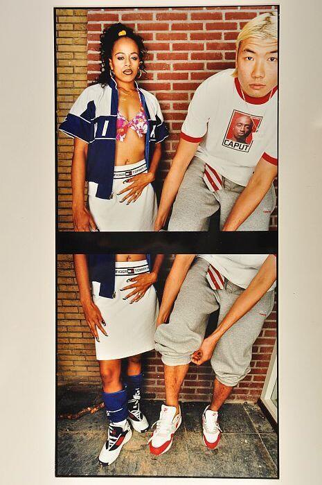 Rechthoekige foto met twee jongeren in jaren negentig outfit