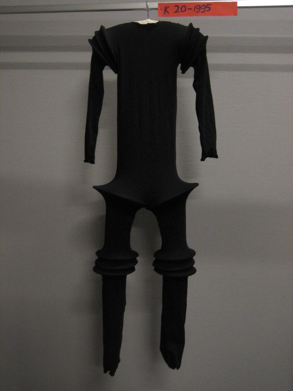 Jumpsuit (man) van zwart tricot, nauwsluitend model met ingestikte, flexibele kunststof ringen