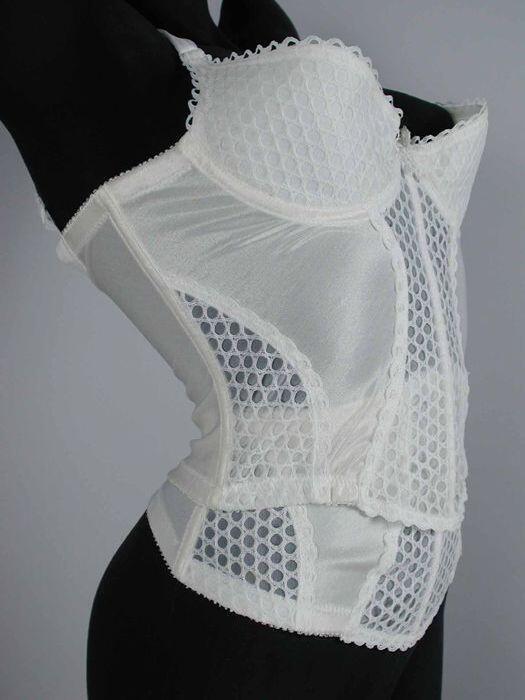 Wit kanten bustier met schouderbanden en baleinen, en bijpassend taillekorset (guipure?) breed op…