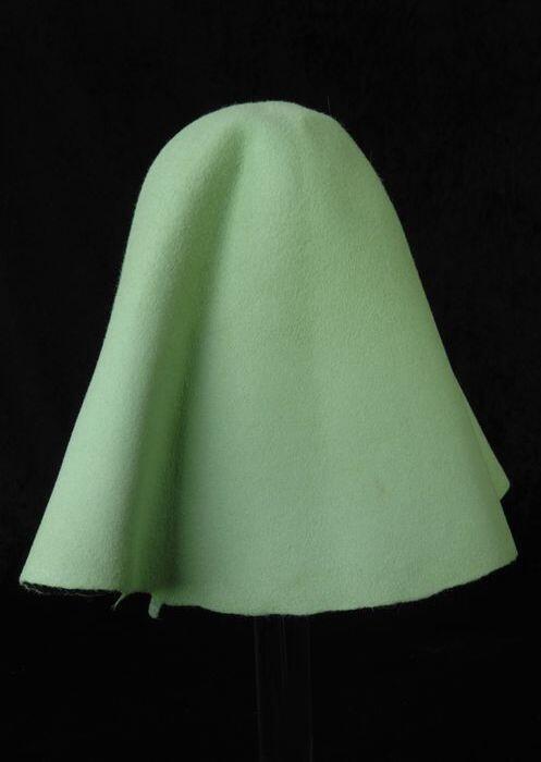 Cloche van lichtgroen geschoren vilt, halffabrikaat