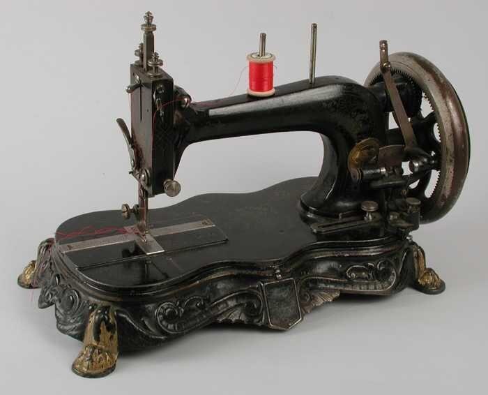 Handnaaimachine met vioolblad, zwart gelakt gietijzer met goudkleurige klauwpootjes, "Original…