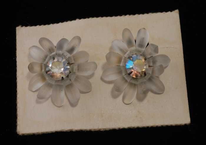 Paar oorbellen, clip in een bloemvorm met matte plastic blaadjes en hart van kunstdiamant, op…
