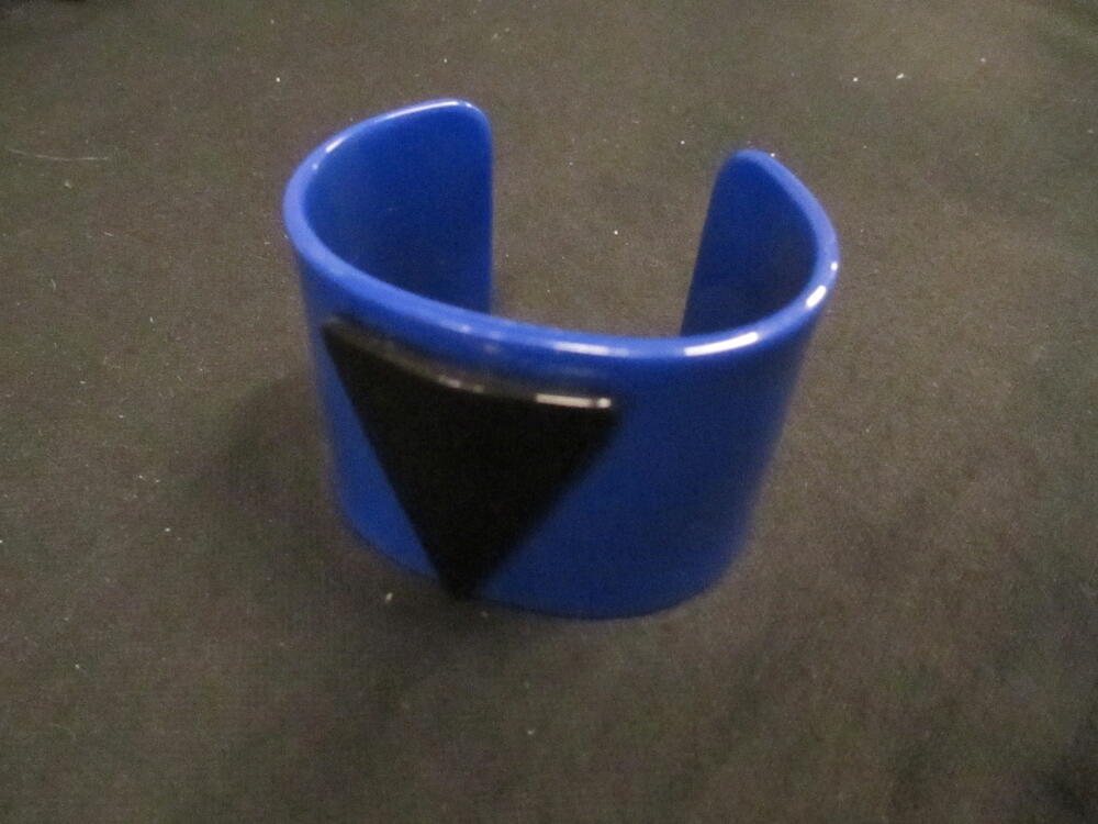 Armband, type 'cuff', van blauwe kunststof met driehoek van zwarte kunststof