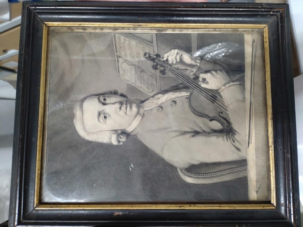 Herenportret, sepia op wit papier. Man met viool onder de arm, strijkstok voor hem, naast hem…