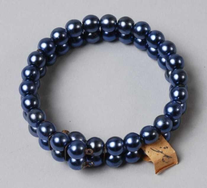 Armband, spiraalarmband van twee rijen blauwe paarlemoerglanzende kunststofkralen, kapper Van Vliet