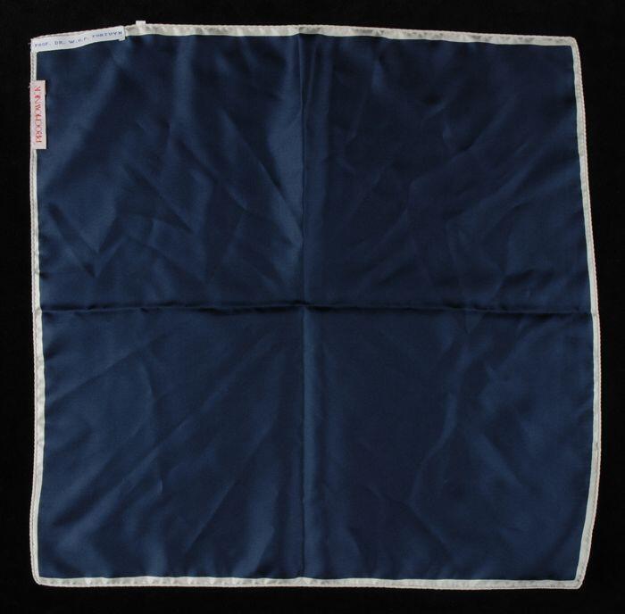 Pochet van donkerblauw zijde met smal wit randje, "Prochownick", gedragen door Pim Fortuyn bij…