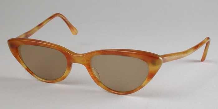 Zonnebril, vlinderbril met beige glazen op sterkte, met oranje en roodbruin gevlamd semi…