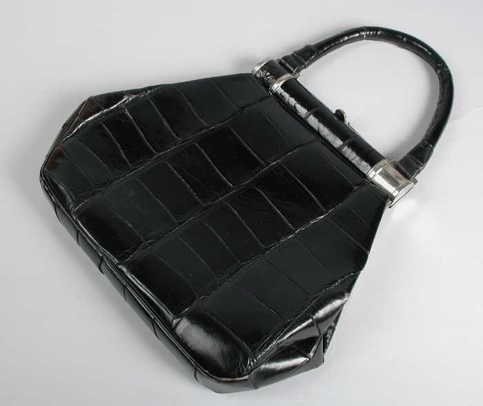 Trapeziumvormige handtas van zwart imitatie krokodillenleer met zilverkleurige metalen…