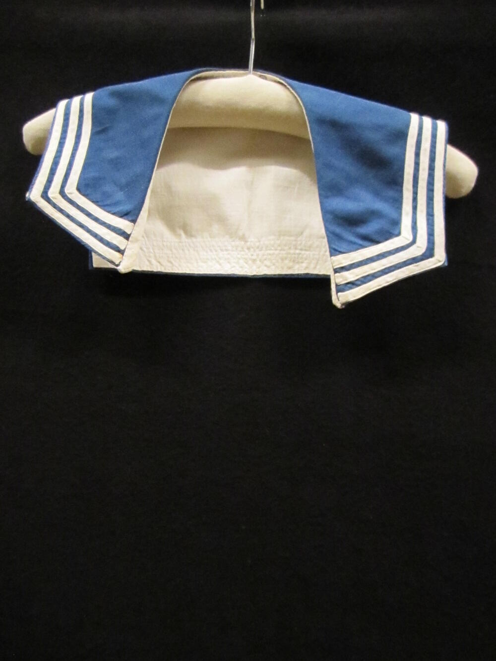 Matrozenkraag van blauw katoen, hoort bij matrozenjurk (jongen)