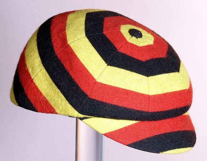 Rood, geel en zwart gestreepte jongenspet, Eton sportpet