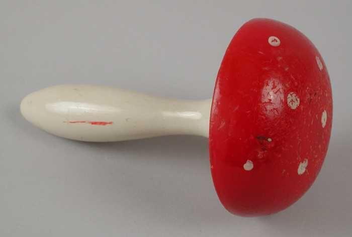 Paddenstoelvormige maasbal met witte steel en rode hoed met witte stippen