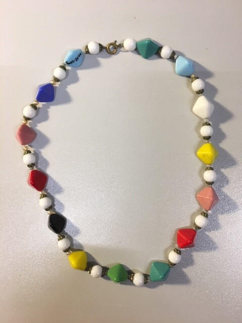 Halsketting, glaskralen in de vorm van dubbele tetraëder in blauw, roze, rood, geel zwart, wit en…
