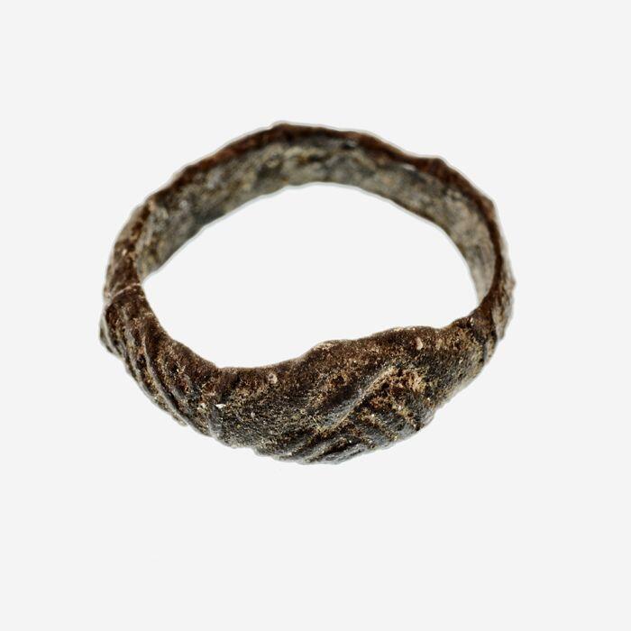 tinen ring, waarop twee handen, vriendschapsring