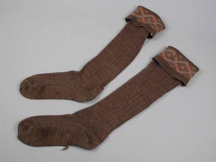Paar lange bruine kousen met intarsia ruitmotief in roze en beige in de boord