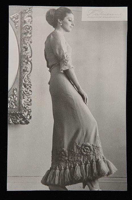 Zwart-wit foto van mannequin in jurk met borduursels van "Fabienne", Atelier Van Rijsoort