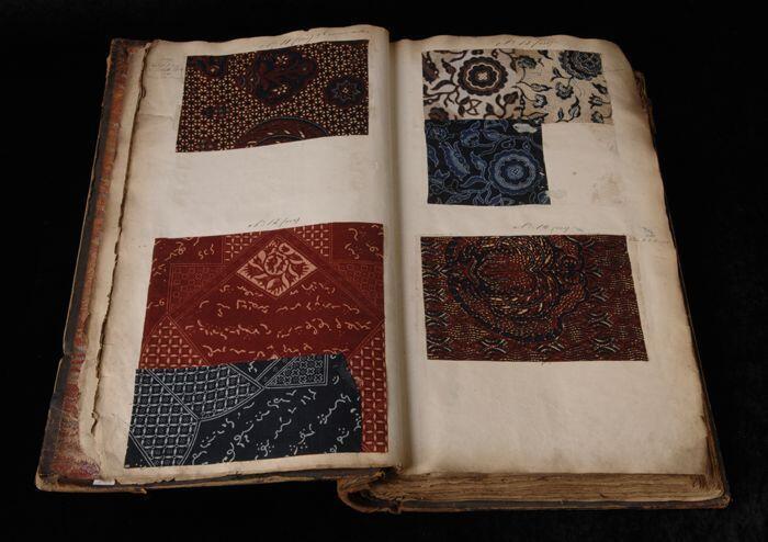 Groot dik stalenboek, gebonden bladzijde in bruine leren band waarin stofstalen, Kralingse…