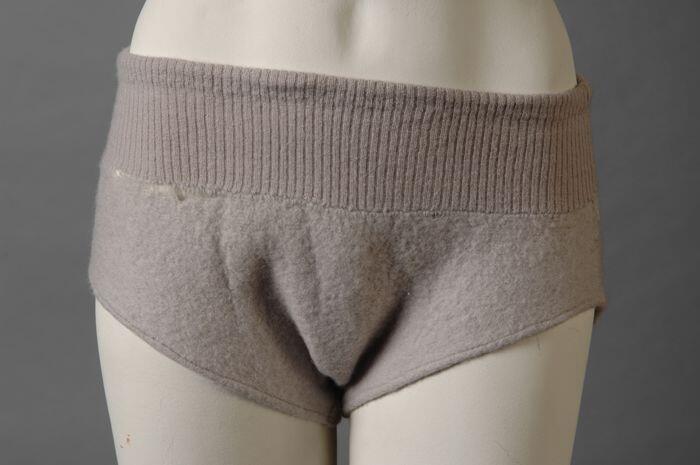 Onderbroek, gebreid, genaaid, wol beige, gemaakt uit vest, schaarte Tweede Wereldoorlog