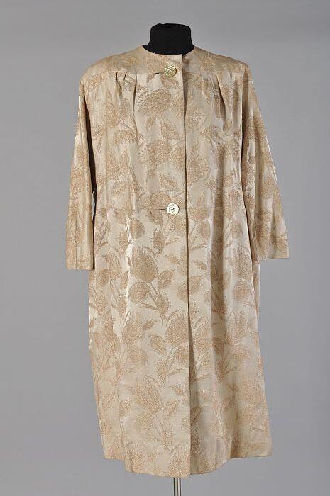 Wijde jas of mantel van beige-zilverjacquard geweven stof met bladmotieven, knoopsluiting met twee…