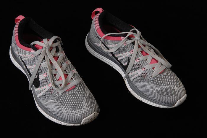 Paar grijze damessneakers, merk Nike