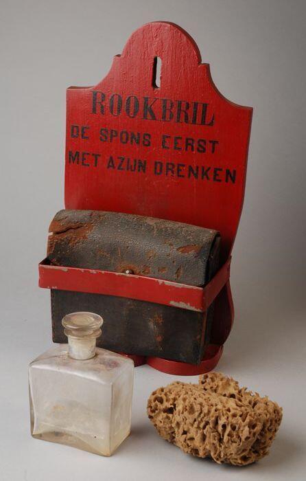 Rode houten houder met lederen foedraal "Rookbril"