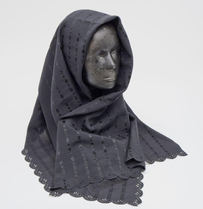 Zwarte hoofddoek met uitgestansd motief