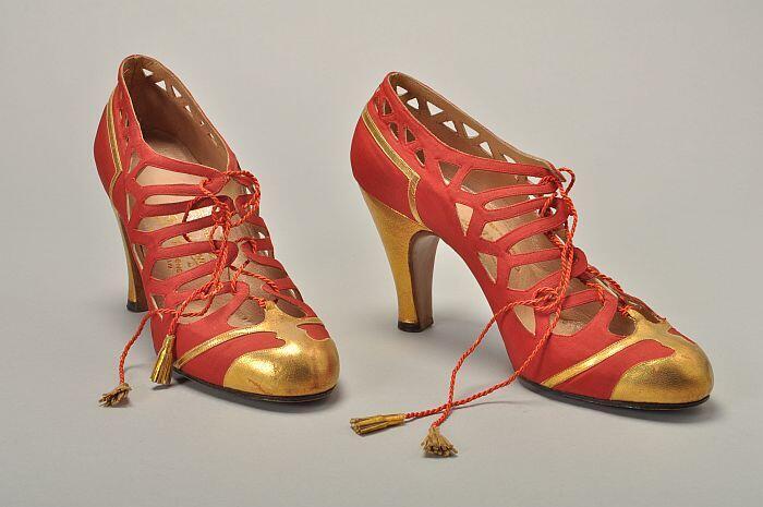 Rood en goudkleurig opengewerkte avondschoenen