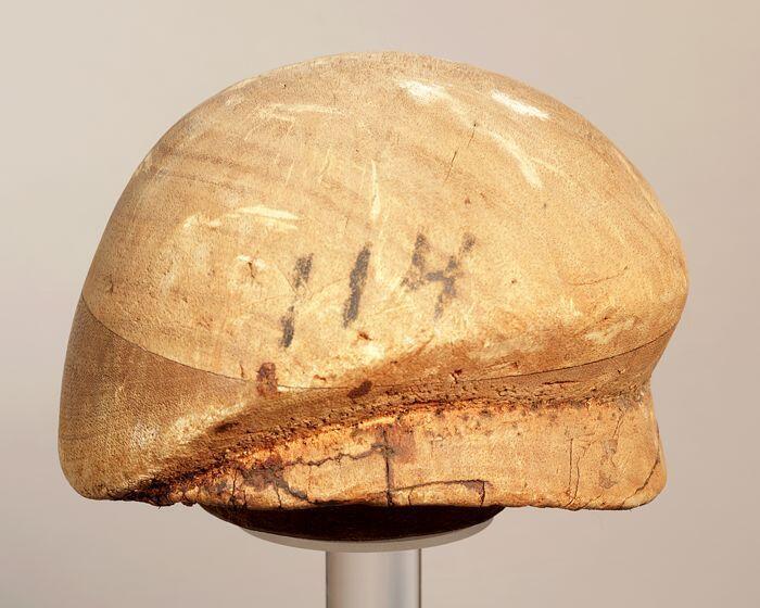 Hoedenmal, ovaal a-symmetrisch model van zacht naturelkleurig hout"114"