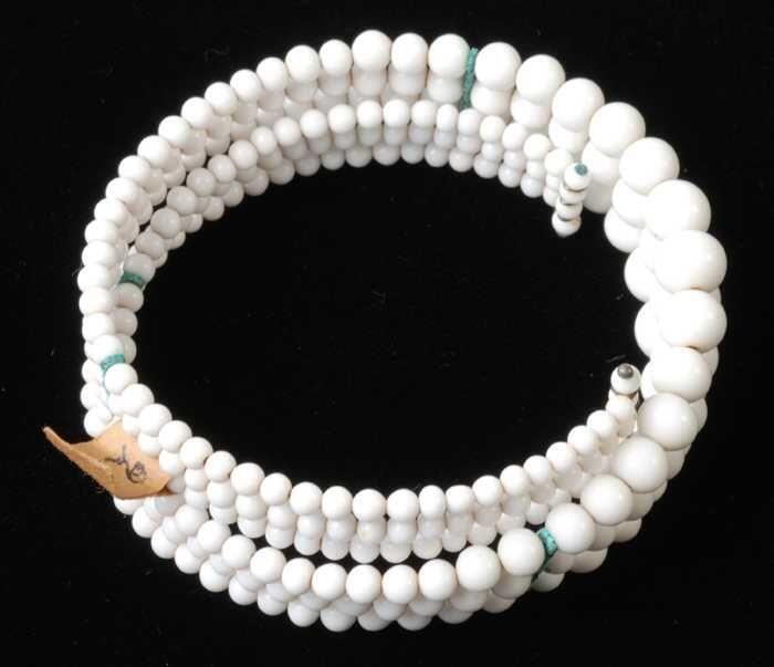 Armband, spiraalarmband met drie rijen witte glazen kralen, grootste in het midden, kapper Van Vliet