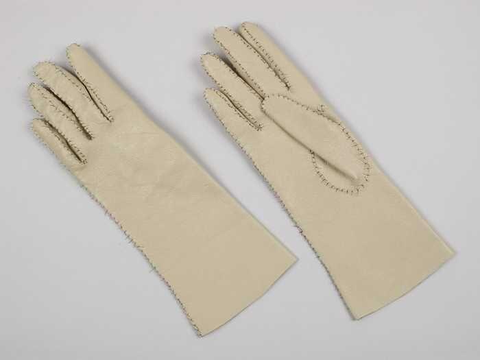 Kunstobject, paar handschoenen gemaakt uit beige geverfd geitenleer en genaaid met medische…